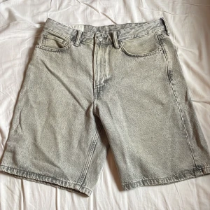 Grå jeansshorts - Säljer ett par baggy jorts som är perfekta till sommaren för en unik stil