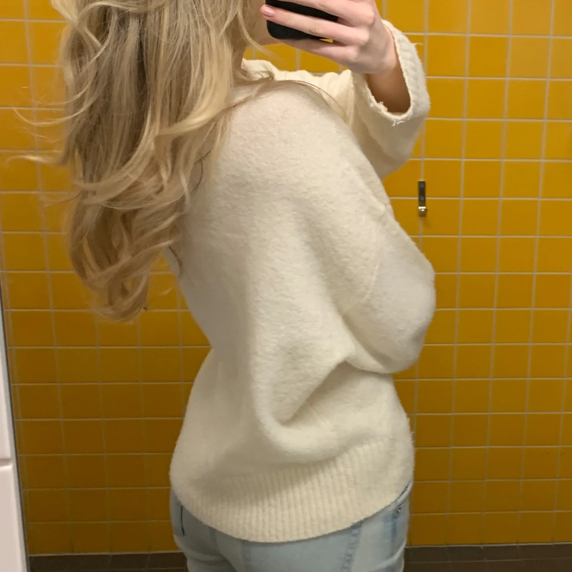 Vit stickad tröja med rund hals - 1