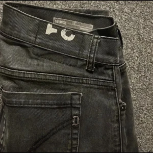 Dondup george 31 - Säljer ett par svarta slim fit jeans från George. Jeansen har klassisk femficksdesign, normal midja och smal passform hela vägen ner. Perfekta för dig som gillar en enkel och stilren look. Kom med byten om intressant möts upp i gbg