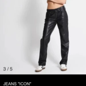 Svarta skinnbyxor ICON - Säljer ett par svarta skinn byxor. Byxorna har låg midja och stängs med dragkedja och knapp. Dem har aldrig använts och är i storlek L då jag köpte fel 💞nytt pris 400kr nu säljer jag dem för 250kr!