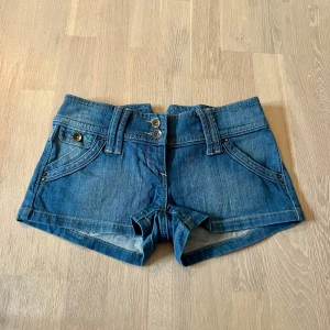 Lågmidjade jeans shorts  - Jeans shorts med låg midja. Midjemått 37cm längd  23 cm. Köp via köp nu❤️