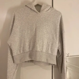 Ljusgrå croppad hoodie från ALOHBA - Säljer en ljusgrå croppad hoodie från ALOHBA. 