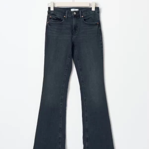 Low waist bootcut jeans - Snygga lågmidjade mörkblå jeans med bootcut passform. Har endast använt dom en gång, men känner bara inte att det är dom jag sträcker mig efter i garderoben. Nypris 500kr❤️Bara att skriva för fler bilder eller vid andra frågor!