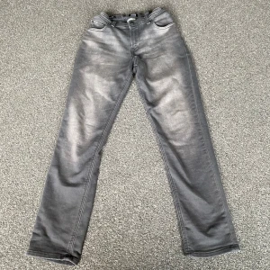 !29/30 Gråa Slim Glenn jeans! - Tvär feta gråa Jack and Jones jeans strlk 29/30 i modellen Glenn. Ny skick, sitter riktigt fint. Om ni har några frågor är det bara att fråga😁
