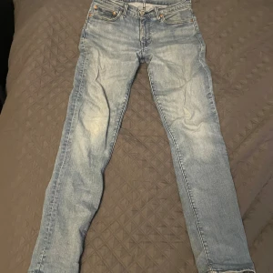 Ljusblå Levi's Premium jeans - Säljer ett par slim fit ljusblå Levi's Premium jeans. Jeansen har slim fit passform och är tillverkade i denim. Perfekta för dig som gillar en fit stil. Storlek:W31 L34