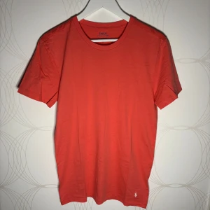 Ralph Lauren t-shirt  - Röd/orange t-shirt från Polo Ralph Lauren i storlek M. Klassisk modell med logga vid fållen, aldrig använd och i nyskick.  Hör av dig vid intresse! 🙌