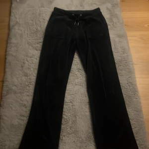 Svarta velourbyxor från Juicy Couture - Mörkblåa juicy. Nästan oanvända. Köpta från kids brand store. fickor med tryckknapp. Klassisk logga på snörändarna och mjukt material som ger en lyxig känsla. pris kan diskuteras <3