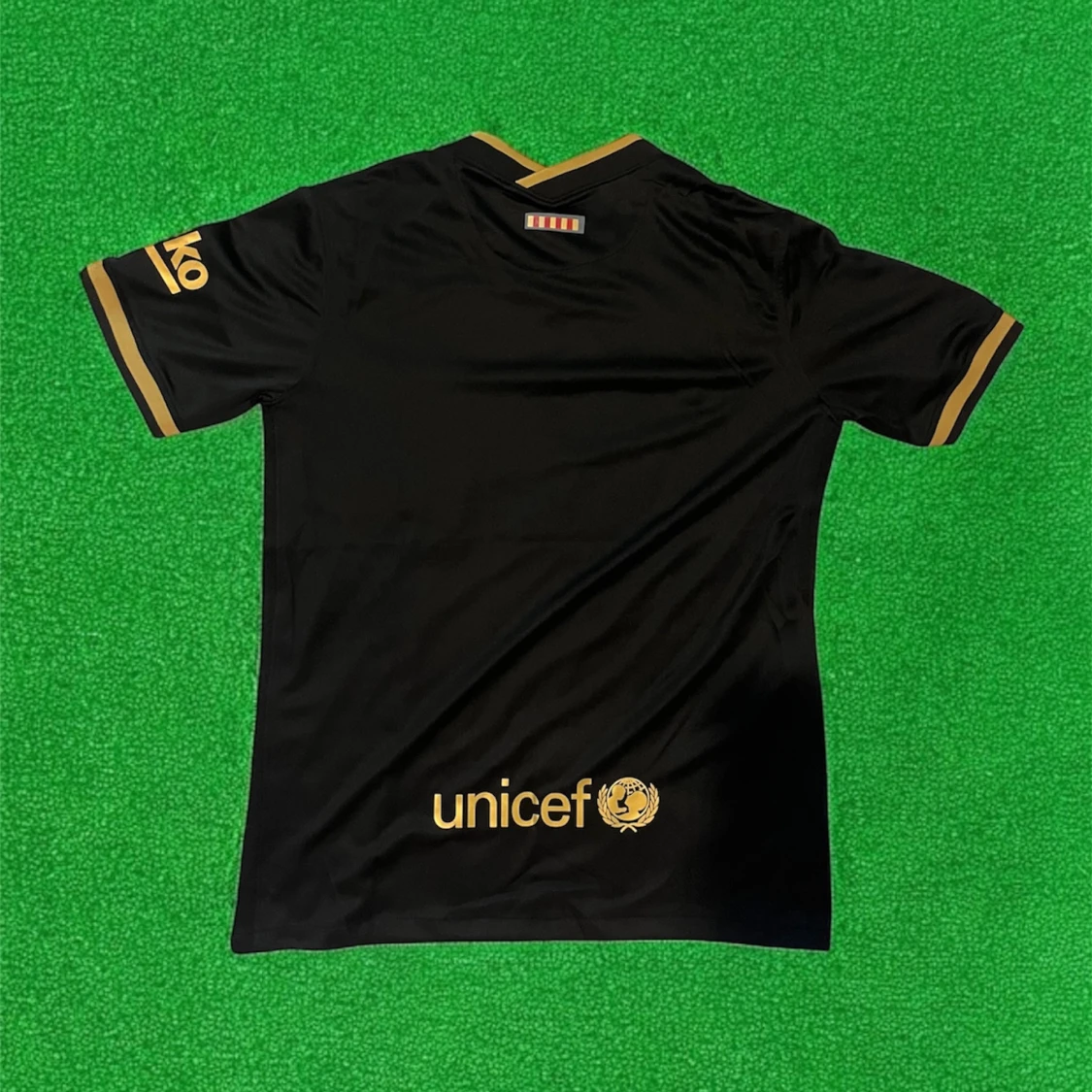 Svart FC Barcelona fotbollströja med guldiga detaljer - 1