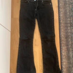 Svarta low flare jeans 980 från Bik Bok - Säljer ett par svarta flare jeans från Bik Bok, modell Low Flare Jeans 980 str S. Köpt i butik för ca 700kr säljer för 475kr pris kan diskuteras vid snabb affär. Säljer pga dom ej passar längre