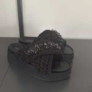 Säljer ett par svarta sandaler från Inuikii i storlek 40. Fick dom i julklapp i julas, och endast använda 1 gång tills jag insåg att dom är för små för mig❤️ Nypris 2700kr, kom med bud🌟 