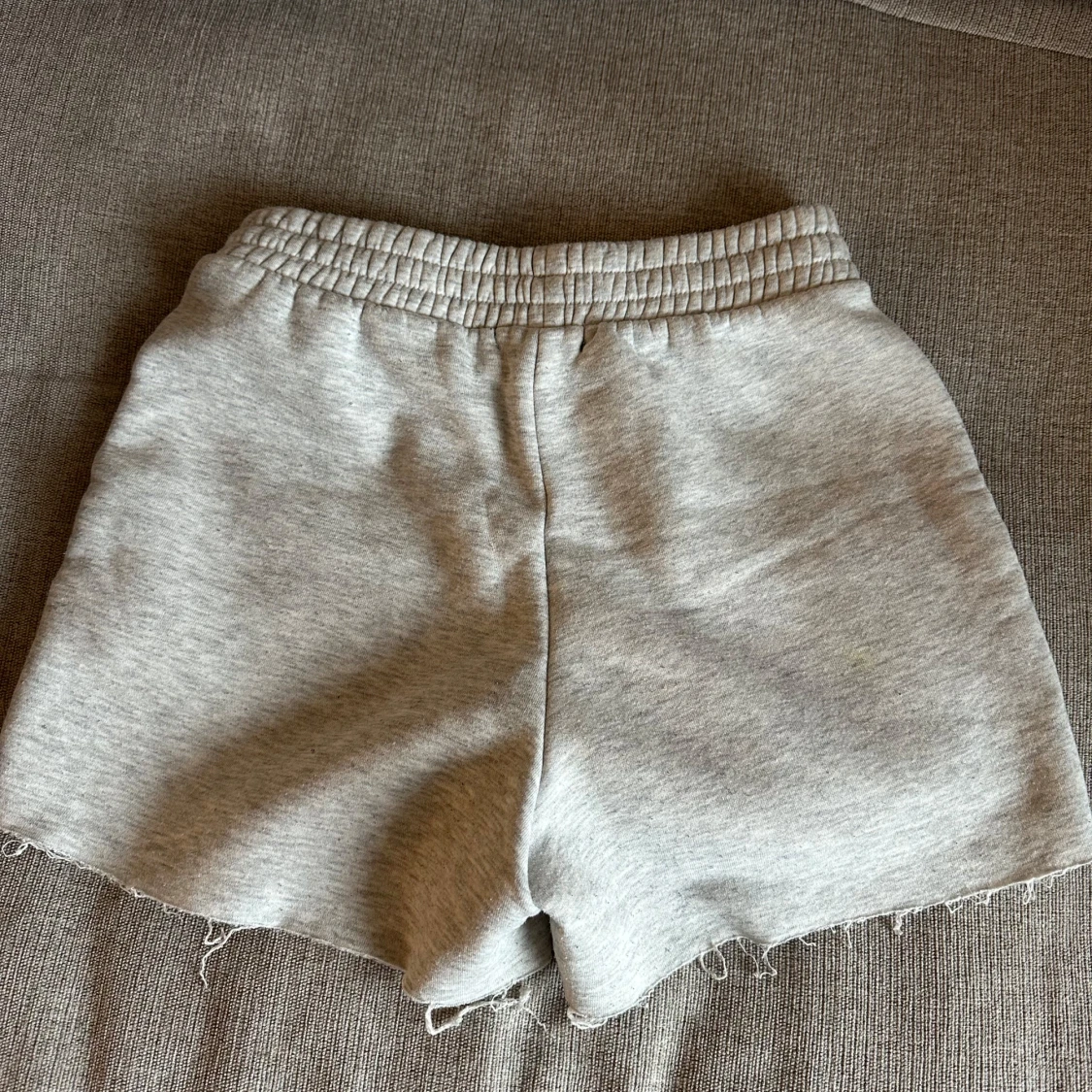 Grå mjukisshorts från Bik Bok - 1