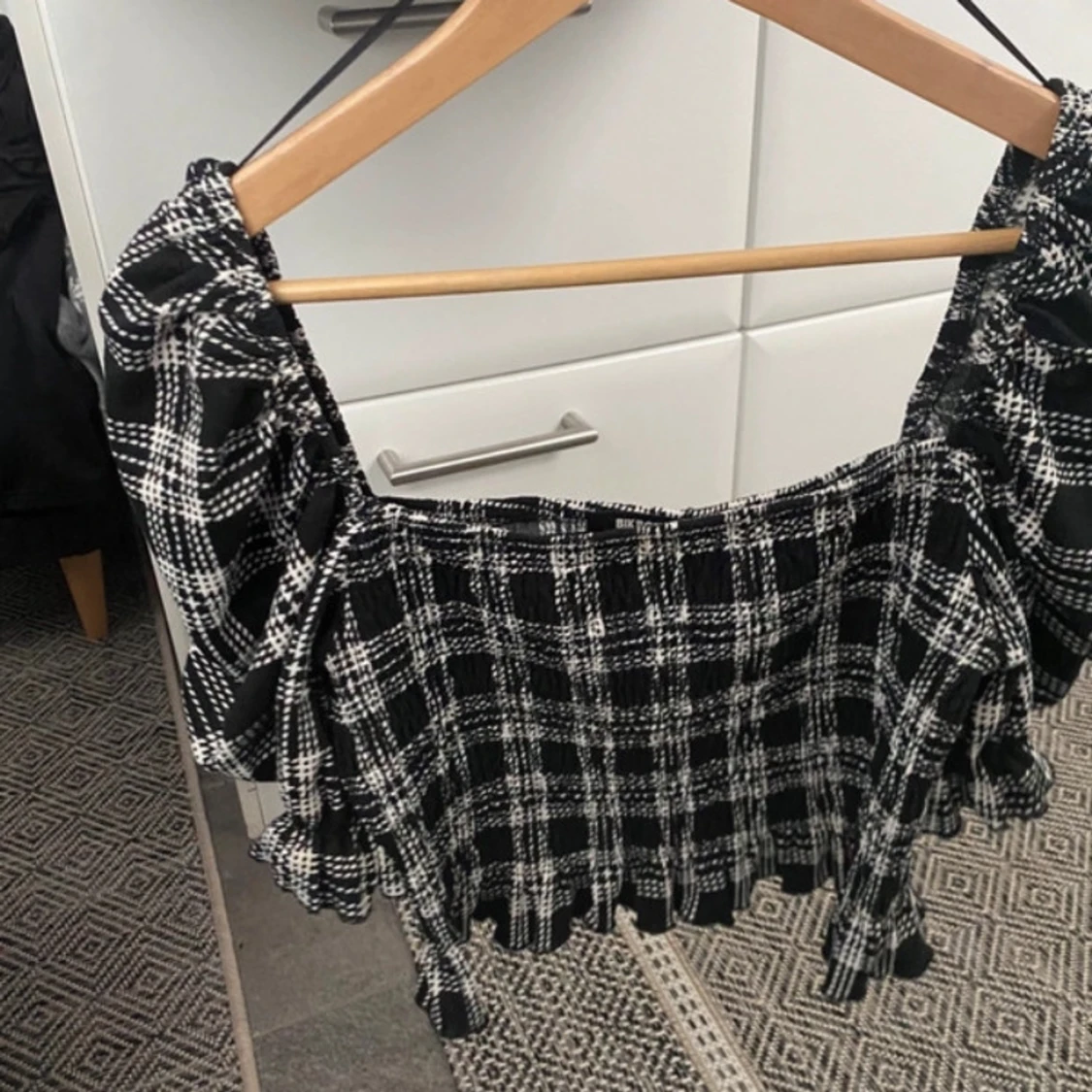 Svartvit rutig croppad topp från BikBok - 3