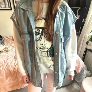 Oversized jeansväst i ljusblå denim - Cool jeans väst, storlek s men oversize