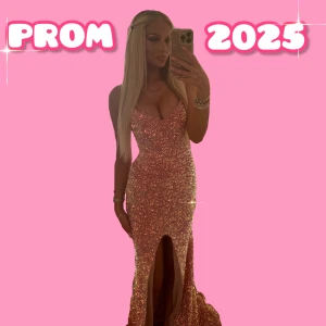 Rosa Balklänning  - Vill du glänsa på din bal och fånga allas uppmärksamhet är denna klänningen perfekt för dig! Säljer min jättefina balklänning som jag hade på balen 2023🎀 Fint skick, endast använd en gång. Dock är den lite smutsig under släpet, men det är inget som syns. Klänningen är storlek 0, jag är 169 och har oftast XS i kläder. Ny pris 4 500kr från ”nakeddresses”. Skriv privat om du har några funderingar 💗🫶🏽