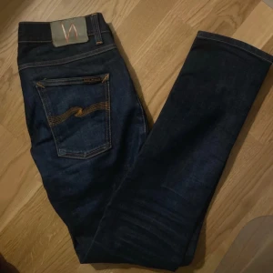 Nudie jeans - Väldigt snygga Nudie jeans. Storlek 31/32. Har en lagning som knappt syns vid ljumsken