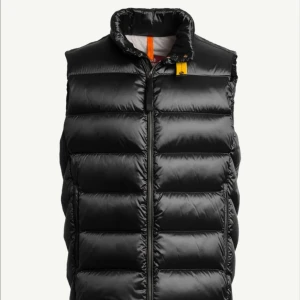 Svart dunväst från Parajumpers - Säljer en snygg svart dunväst från Parajumpers. Oanvänd! Modellen heter Jeordie Down Vest. Storlek: S. Nypris: 4800kr. Hör av er vid frågor.