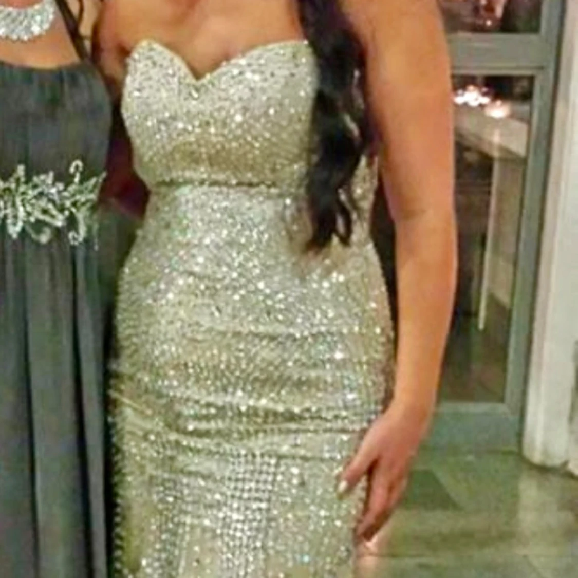 Glittrig axelbandslös långklänning - 1