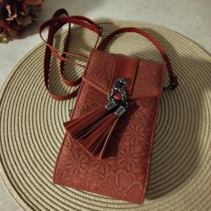 Käck axelväska - OBS! Vinröd! Käck väska med trevliga detaljer för det viktigaste