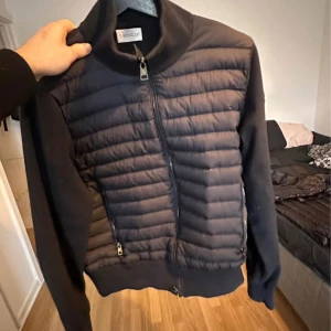 Moncler Black Label Cardigan – Premiumkvalitet - Exklusiv Moncler Cardigan från Black Label-serien med lyxig känsla och perfekt passform. Tillverkad med högkvalitativa material som speglar originalets design in i minsta detalj. Den bästa versionen du hittar på marknaden – för dig som uppskattar stil, komfort och klass. 