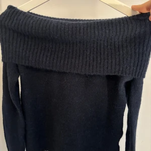 Mörkblå offshoulder stickad tröja - Säljer en mörkblå stickad off shoulder ifrån Gina tricot. Har endast använt den en gång och den har aldrig kommit till användning. Helt slutsåld på hemsidan och butik. Pris kan såklart alltid diskuteras!💓