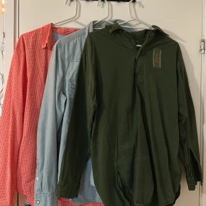 Skjortor - Köp en för 100kr , alla tillsammans 200kr. Röda skjortan är i storlek XL och är ifrån SMOG, den blåa skjortan är i storlek M och kommer ifrån HM och den gröna skjortan är i storlek S-M. Mycket fina skjortor, köp ej via köp nu, swisha gärna