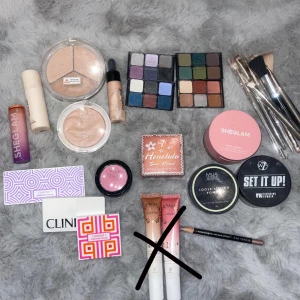 Smink - Highlighters, blush, bronser, glittrigt läppbalsam, ögonskuggor, liquid bronser och blush, nya sminkborstar, ögonpenna. De flesta är oanvända eller endast testade. Går att köpa seperat, kontakta mig för pris💕💕