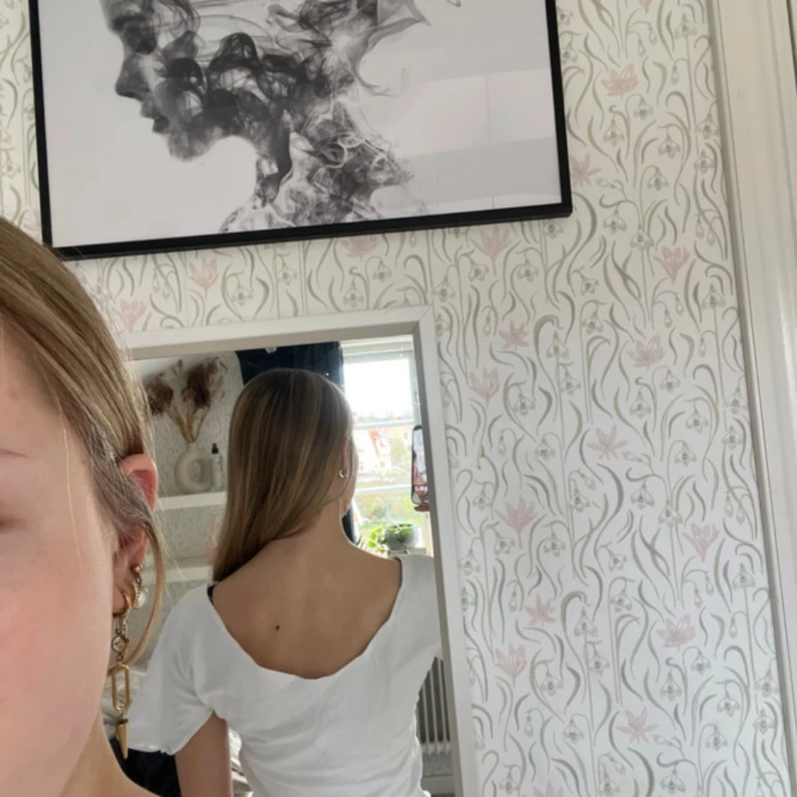 Vit v-ringad topp med spetsdetaljer - 1