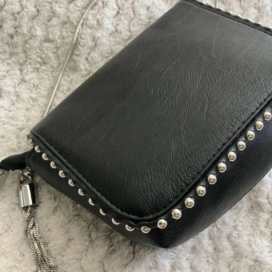 Svart axelväska med silverdetaljer