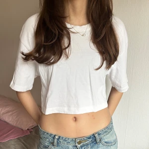Vit magtröja  - Säljer en enkel vit croppad t-shirt från Zara tillverkad i mjuk bomull. Perfekt till jeans eller kjol för en avslappnad look. Storlek S köpt 🩷