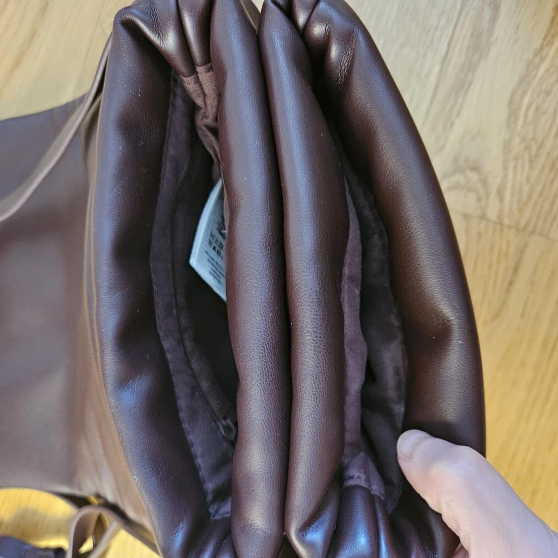 Mörkbrun axelväska med gulddetalj - 2