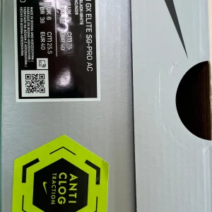 Nike phantom GX elite sg-pro - Jag säljer mina fina fotbollsskor, anledningen till att jag säljer dem var för att det var sg dobbar och jag spelar på konstgräs. Väldigt bra skick och bra kvalitet, dock är de två dobbarna längst back på högra skon lite nedslipade. Men det känns inte alls/påverkar inte alls hur du spelar. Nya sådana skor kostar runt 3000kr men jag säljer dem för 1000kr!
