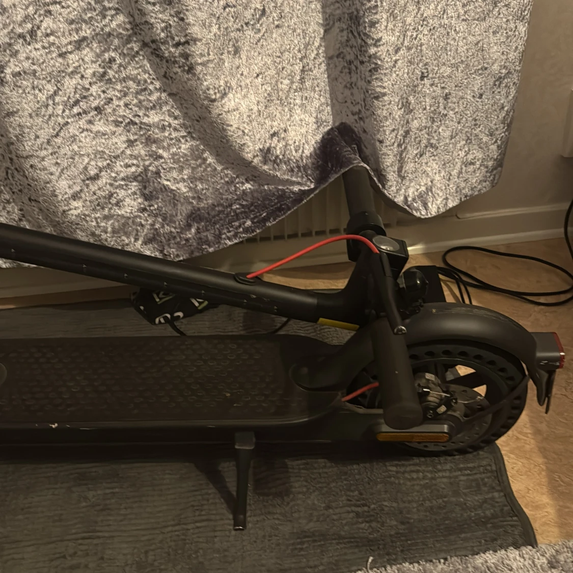 Svart elscooter med röda detaljer - 1