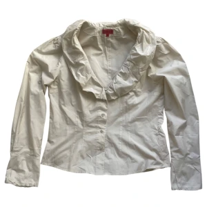 Blus från Nadine H. - Elegant kräm-vit blusskjorta i ett tunnare material med knappar och krage 🤍*liten lätt missfärgning på baksidan av ärmen (sista bilden), märks knappt! Jag brukar ha strl XS/S i toppar för referens! 
