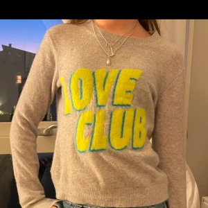 From future tröja - Jättefin. From future tröja som är köpt för ungufär 2 år sen, jättefint skick och materialet är Kashmir❤️❤️