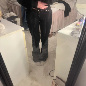 Svarta bootcut jeans från Gina - Säljer ett par svarta bootcut jeans från Gina i storlek 34. Mid-waist, lite slitningar längst ner men inget man tänker på! 