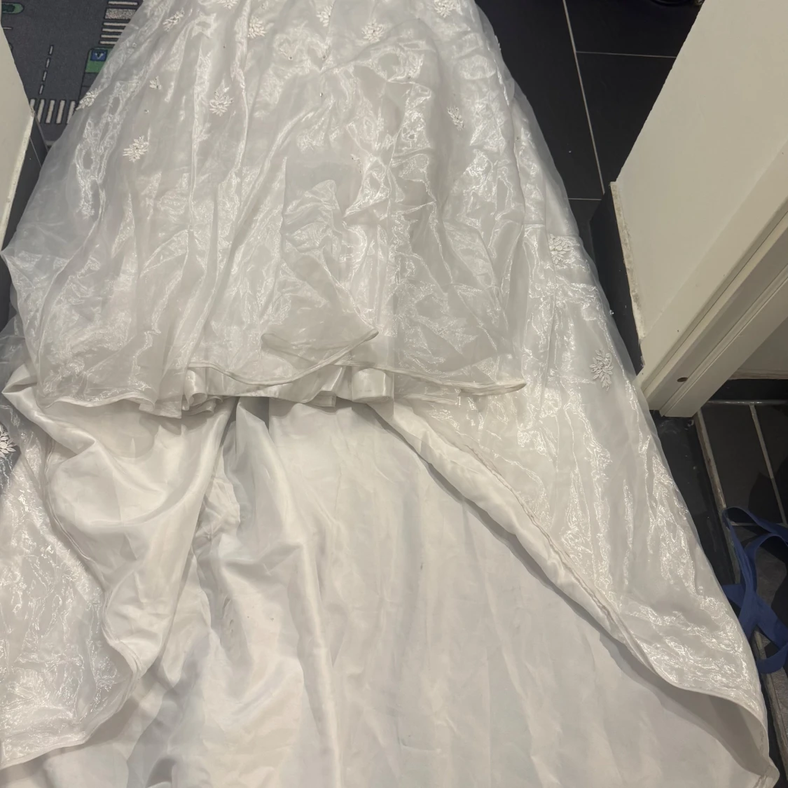 Vit långklänning med spets och pärlor - 1