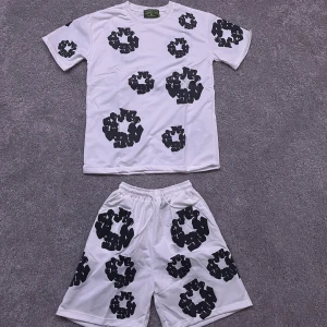 Denim Tears - Denim Tears set för endast 749kr, vid fler frågor är det bara att skriva till oss.