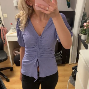 Ljuslila topp  - Superfin ljuslila topp från BIKBOK. Aldrig använd, helt ny med prislapp! Tveka inte att fråga om du undrar något! 💌