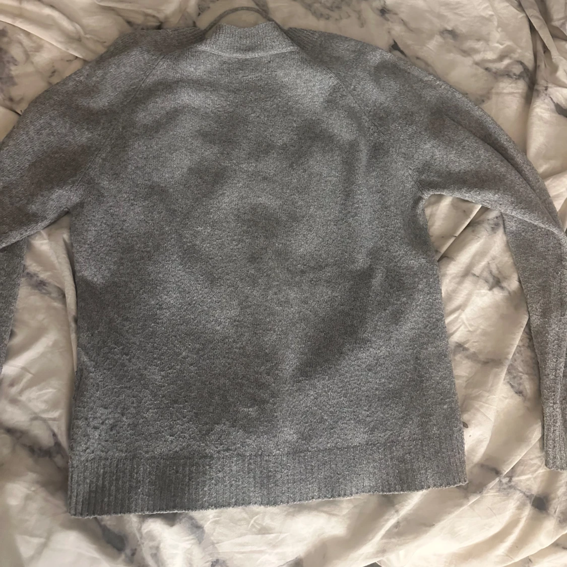 Säljer dessa 4 tröjor för 100kr💗den grå och vita tröjan är i strl XS o de stickade tröjorna i S - 4