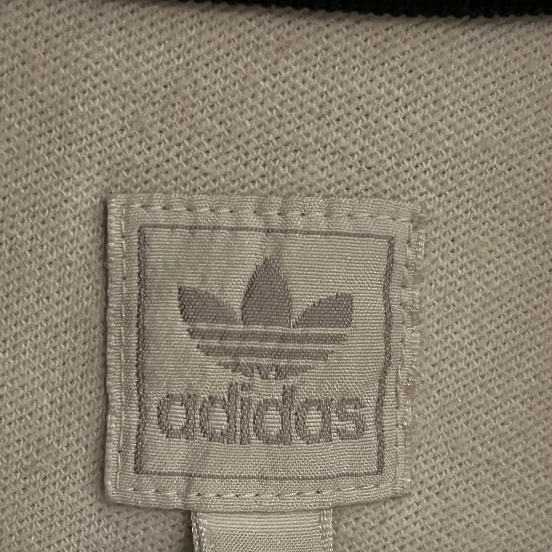 Vit Adidas track jacket med svarta detaljer, Storlek S - 2