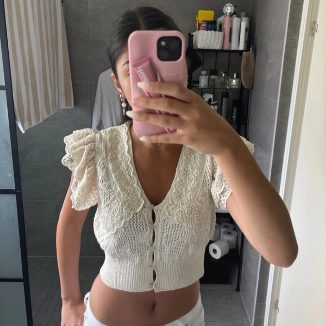 Beige spetsblus med volangärm från Zara