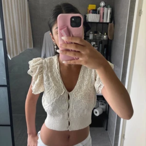 Beige spetsblus med volangärm från Zara - Supersöt beige blus från Zara med broderade spetsdetaljer, v-ringning och knappar framtill. Storlek S, pris går att diskutera. HELT NY💞