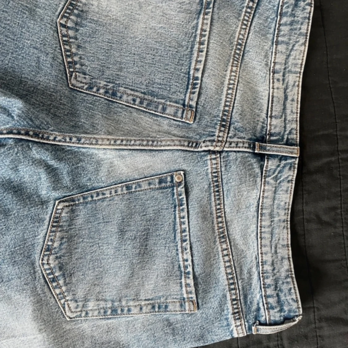 Bootcut ljusblå jeans med slitningar - 3