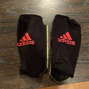 Benskydd - Fotbolls benskydd med socka 150kr bra skick fungerar sitter fint!