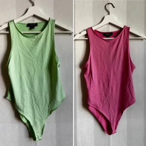2-pack ärmlösa bodys från Primark - Säljer två stilrena bodys från Primark i storlek M. Ena är i en snygg rosa färg och den andra i fräsch ljusgrön. Båda är ärmlösa med rund halsringning och tillverkade i mjuk bomull. Perfekta att styla med jeans eller kjol för en clean look.