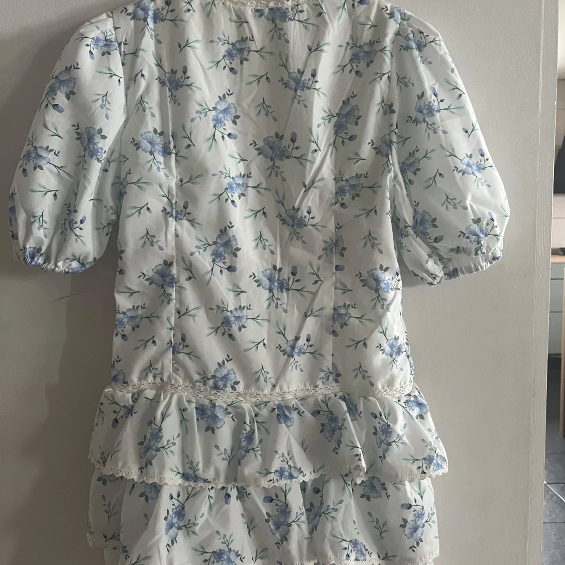 Vit blommig kortklänning med volanger - 1