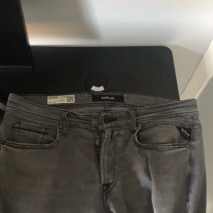 Replay Grå jeans, W31 L30 - Snygga Replay Grover jeans i grå tvätt med klassisk femficksdesign och svarta detaljer på bakfickorna. Jeansen har normal passform och är tillverkade i mjukt bomullsmaterial. Perfekta för dig som gillar stilrena och bekväma jeans. Längden på  jeansen är 30 och passar mig som är 181cm och väger 68kg och jag brukar även ha storlek 32