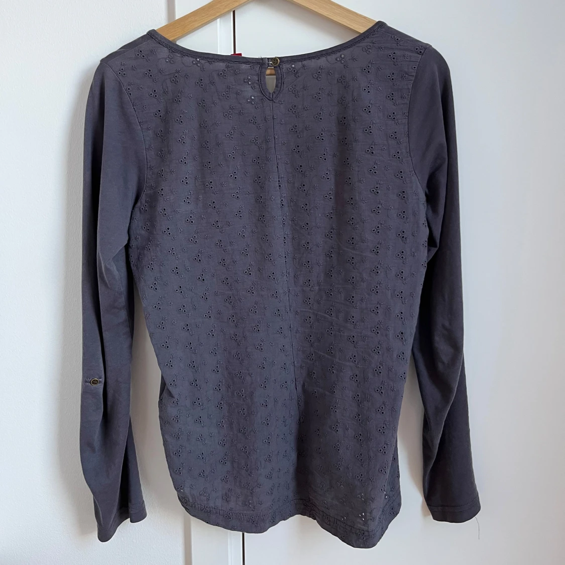 Grålila långärmad topp med spetsdetaljer - 1