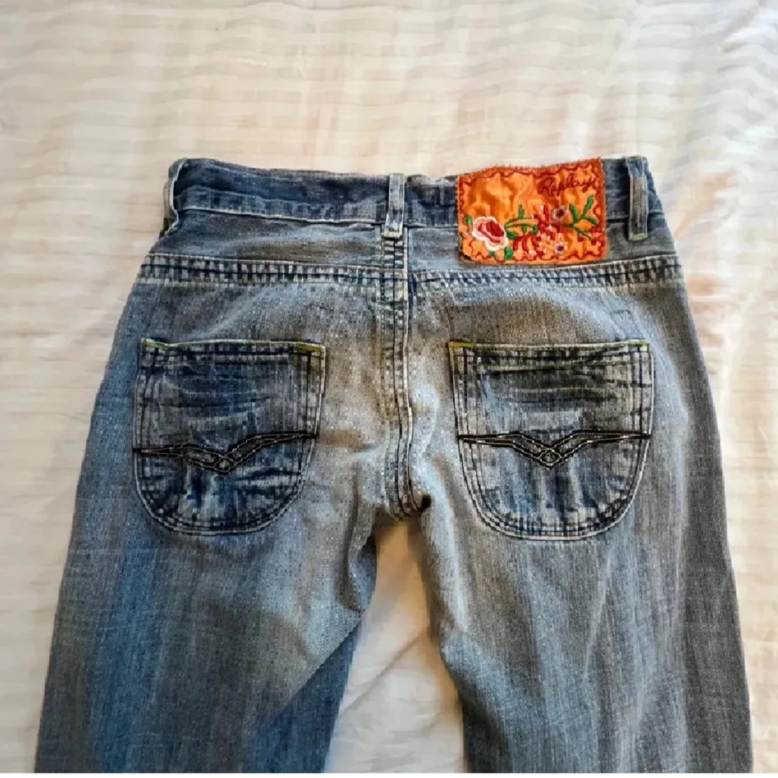 Blå jeans från Replay med broderad detalj, low waist 