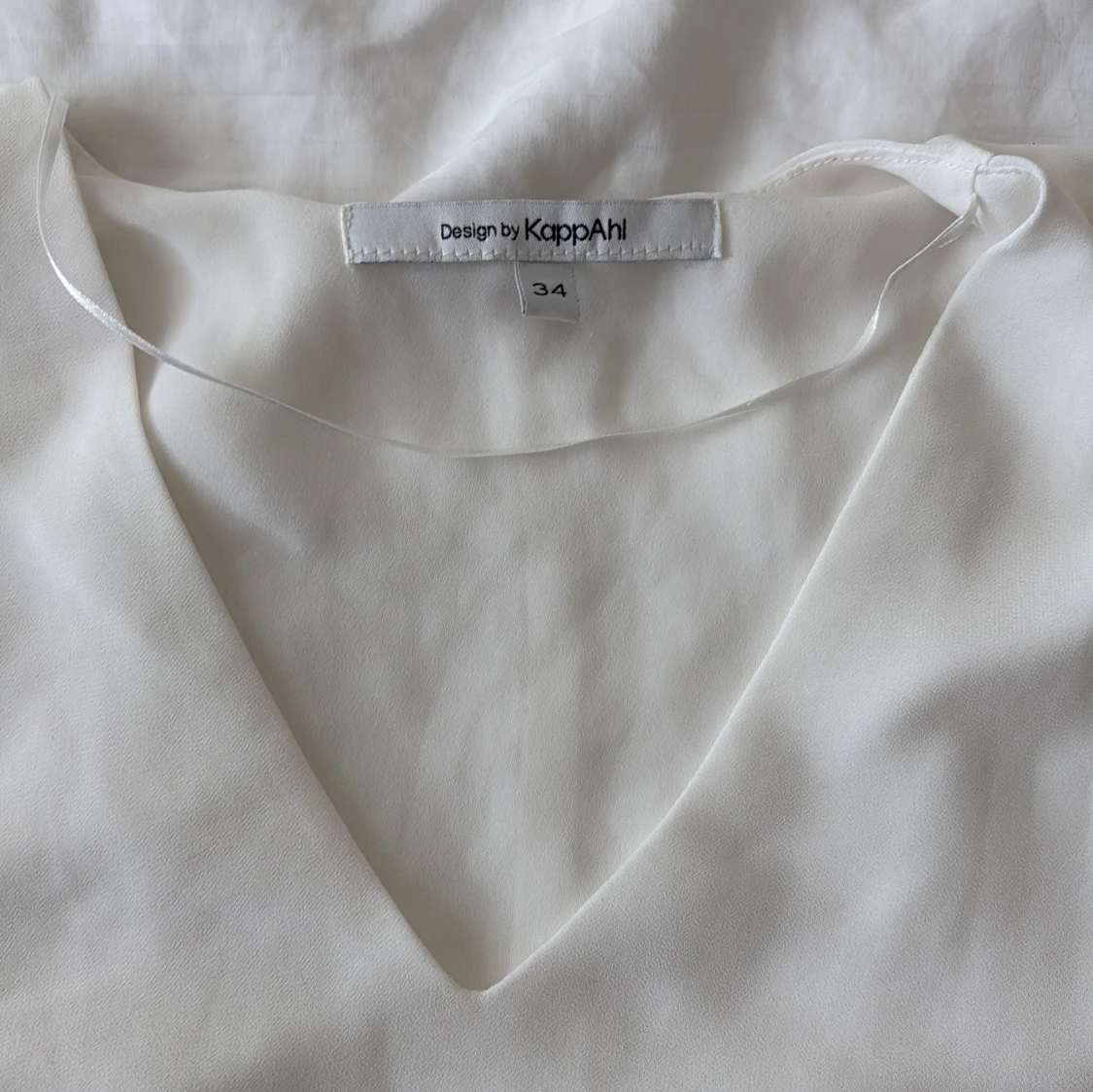 Vit blus med v-ringning från KappAhl - 2